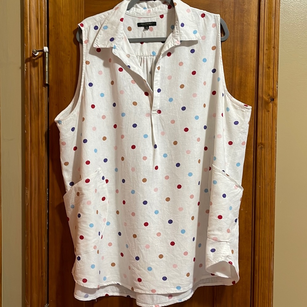 Polka dot sleeveless top. 3x.